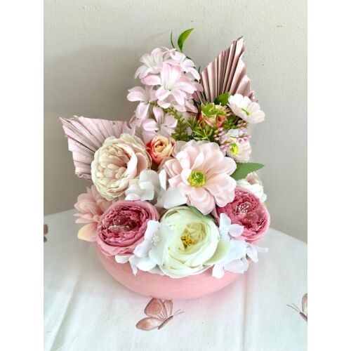 Rózsaszín kerámiatál díszítve minőségi selyemvirágokkal, zöldekkel-asztaldísz-álom kertem