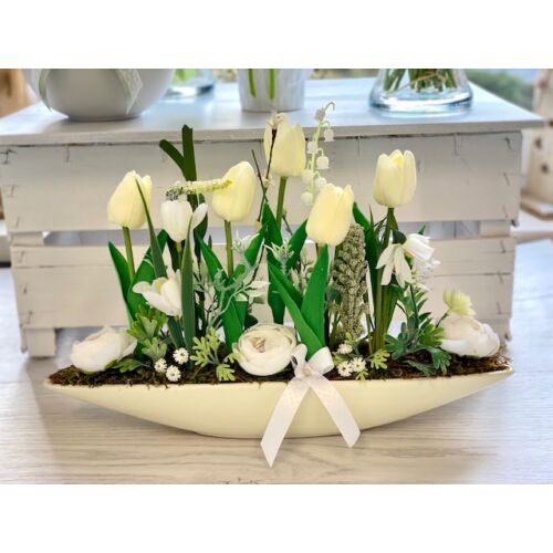 Vanília színű kerámia csónakkaspó díszítve élethű tulipánokkal, hóvirággal fehér boglárkákkal.-asztaldísz-álom kertem