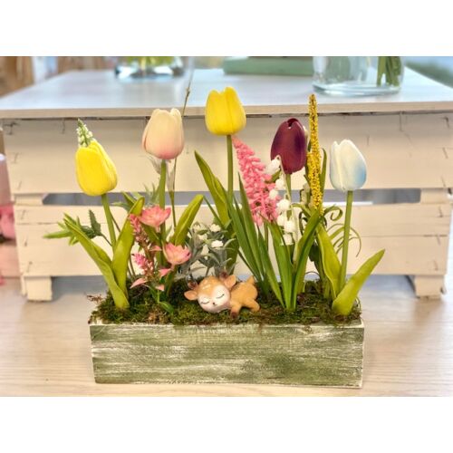 Zöld faláda díszítve élethű színes gumi tulipánokkal, tavaszi virágokkal, lustálkodó kerámia bambival-asztaldísz-álom kertem