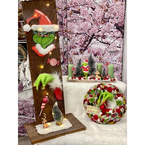 Szalma alap díszítve termésekkel, csillogó bogyókkal, üveggömbökkel, Grincs kézzel, Grincses fa táblával, led világítással, hozzá illő asztaldísszel-virágdekorációs szettek-álom kertem