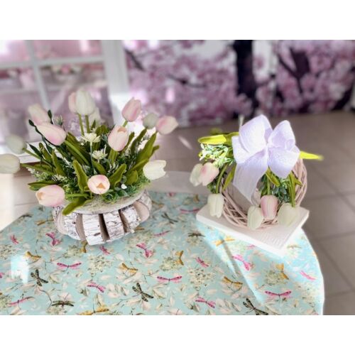 Rózsaszín vessző alap díszítve minőségi, élethű gumi tulipánokkal, zöldekkel, nagy csipkés masnival, hozzá illő asztaldísszel-virágdekorációs szettek-álom kertem