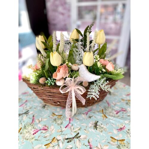 Fonott kosár díszítve élethű, minőségi tulipánokkal, zöldekkel, tavaszi virágokkal, lepkével-asztaldíszek-álom ke