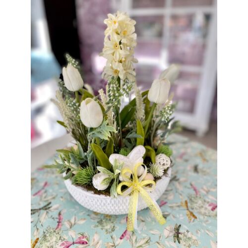Fehér tál díszítve élethű, minőségi tulipánokkal, zöldekkel, tavaszi virágokkal, lepkével-asztaldíszek-álom ke