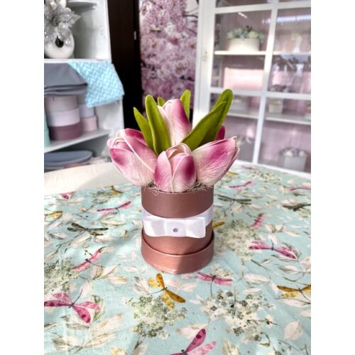 Lila henger doboz díszítve minőségi, élethű polifoam tulipánokkal-asztaldíszek-álom ke