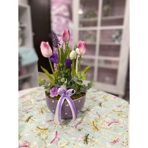 Lila, fehér pöttyös kerámia tál díszítve minőségi, élethő gumi tulipánokkal, tavaszi virágokkal, masnival-asztaldíszek-álom ke