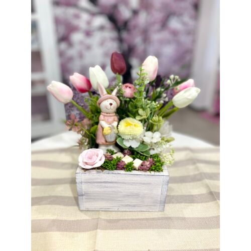 Fa láda díszítve minőségi, élethű tulipánokkal, zöldekkel, selyemvirágokkal, kerámia nyuszi figurával-asztaldíszek-álom kertem