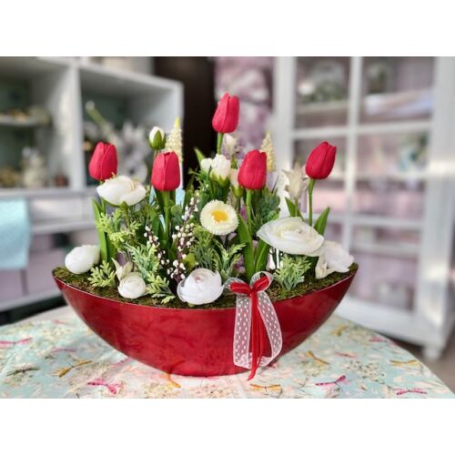 Piros csónaktál díszítve minőségi, élethű polifoam tulipánokkal, zöldekkel, tavaszi virágokkal-asztaldíszek-álom kertem