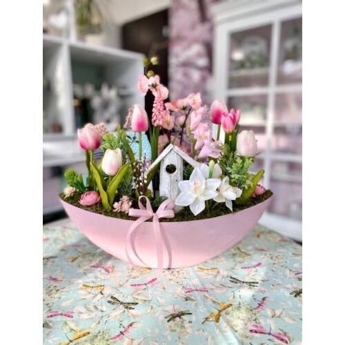 Rózsaszín csónaktál díszítve minőségi, élethű polifoam tulipánokkal, zöldekkel, tavaszi virágokkal-asztaldíszek-álom kertem
