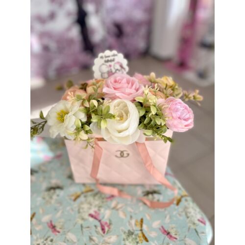 Rózsaszín papírtáska díszítve minőségi, élethű selyemvirágokkal, zöldekkel-asztaldíszek-álom kertem