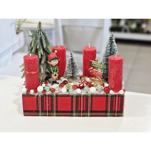 Kockás fa láda díszítve különleges, élethű fenyőfával, manó figurával, eligazító táblával, termésekkel, csillogó bogyókkal, cukorkával, led világítással -Karácsonyi asztaldíszek, adventi koszorúk-álom kertem