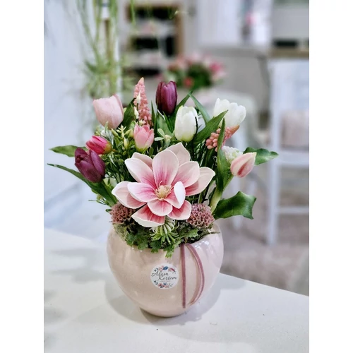 Rózsaszín kerámia kaspó díszítve élethű, prémium minőségű gumi tulipánokkal, magnóliával, zöldekkel-asztaldíszek-álom kertem