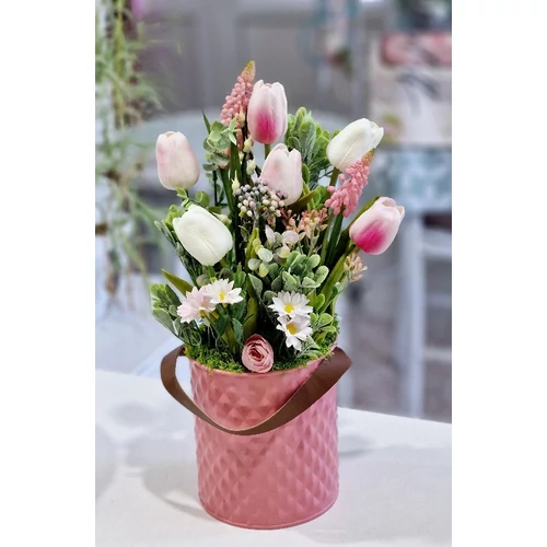 Rózsaszín bádogkaspó bőr füllel, díszítve minőségi, polifoam tulipánokkal, tavaszi virágokkal, zöldekkel-asztaldíszek-álom kertem