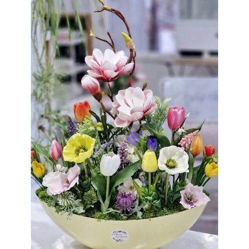 Citromsárga műanyag csónaktál díszítve élethű, minőségi prémium tulipánokkal, magnóliával, zöldekkel, tavaszi virágokkal-asztaldíszek-álom kertem