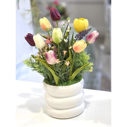 Különleges fehér kerámiakaspó díszítve minőségi gumi tulipánokkal, zöldekkel, tavaszi virágokkal-asztaldíszek-álom kertem