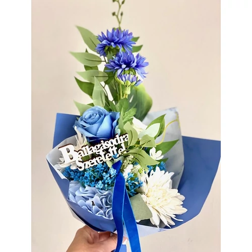 Fehér és kék minőségi selyemvirágokból. kék élethű gumi orchideából kötött ballagós csokor ballagásodra szeretettel fa felirattal, kék-fehér csíkos szalaggal-ballagási ajándék-álom kertem