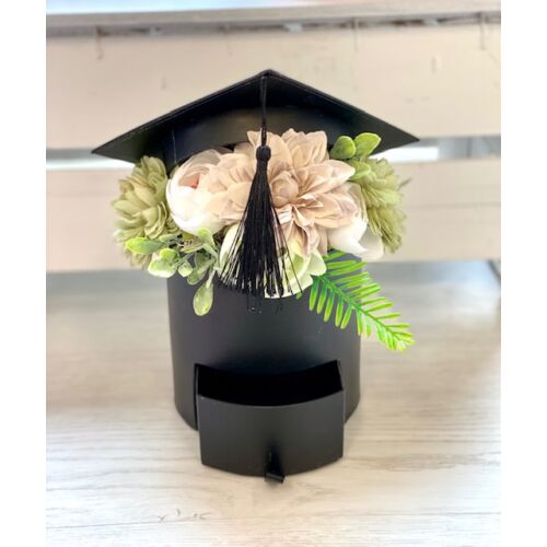 Fekete papírdoboz ballagós kalappal,és fiókkal, ahova elhelyezhető akár pénz, akár ékszer vagy valami kisebb ajándék, díszítve minőségi selyemvirágokkal, zöldekkel. 20x21 cm-ballagási ajándék-álom kertem