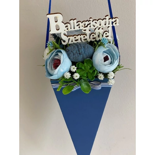 Kék papírtölcsér díszítve fehér és kék minőségi selyemvirágokkal, zöldekkel, fehér Ballagásodra szeretettel fa felirattal. A doboz elején tengerész csíkos szalaggal, és masnival-ballagási ajándék-álom kertem