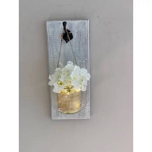 A képen látható fali dísz gyalult fenyődeszkából készült, egy  pici polccal. A polcon fém kaspóban pici fácska. Maga a dekoráció és az faalap színe is kérhető egyedi elképzelés alapján.-egyedi fa dekoracio-alom kertem