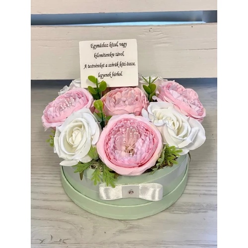 Halvány mentazöld papírdoboz díszítve minőségi selyemvirágokkal, zöldekkel, szalaggal, masnival, idézetes fa táblával-esküvői dekoráció-álom kertem