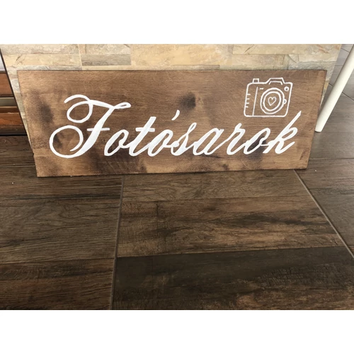Bérelhető barna színű fatábla, kézzel festett fehér fotósarok felirattal, és fényképezőgép piktogrammal. 70x25 cm.-esküvő-álom kertem