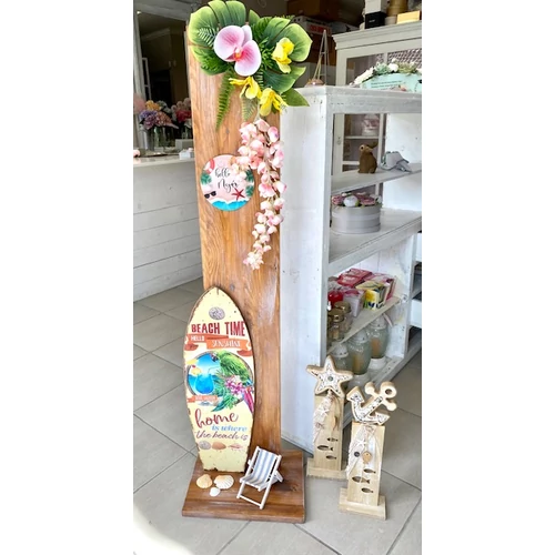 122x35 cm-es fa állvány barnára festve, fehérrel áthúzva, díszítve fa szörfdeszkával, hello nyár táblával, minőségi selyemvirágokkal, zöldekkel, gumi orchideával, napozó székkel, kagylókkal-dekorációs állvány-Álom Kertem