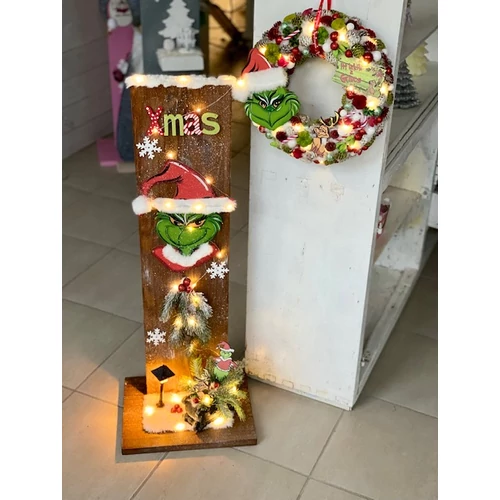 Szalma alap díszítve termésekkel, csillogó bogyókkal, nagy fa Grincs fejjel, Itt lakik a Grincs fa táblával, Grincs kutyával, led világítással, hozzá illő hazaváró állvánnyal-virágdekorációs szettek-álom kertem