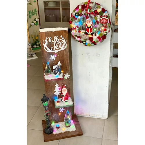 82x31 cm-es fa állvány mogyoró barnára festve, világító kandeláberrel, fenyőfákkal, led-es Télapóval, házikóval, Helló Tél felirattal, hópihékkel, színes LED világítással dekorálva-dekorációs állványok-Álom Kertem