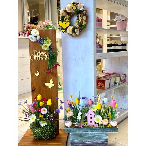82x33 cm-es fa állvány dió színűre festve, díszítve Édes otthon fa felirattal, minőségi selyemvirágokkal, az kosárkában élethű gumi tulipánokkal, tavaszi virágokkal-dekorációs állványok-Álom Kertem