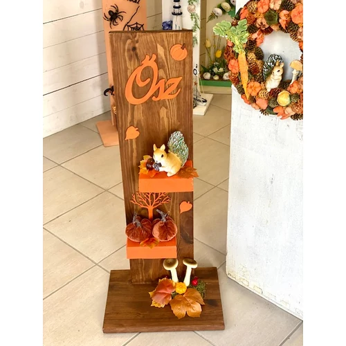 82x33 cm-es fa állvány barnára festve, narancs polcokkal, díszítve nagy kerámia mókussal, bársonytökökkel, élethű gombákkal, őszi mű falevelekkel, termésekkel, Ősz felirattal.-dekorációs állványok-Álom Kertem