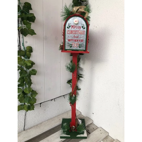 Fa piros postaláda zöld lábon, díszítve fenyőágakkal, és piros bogyókkal. Elöl az ajtaja lenyitható-karácsonyi dekoráció-álom kertem