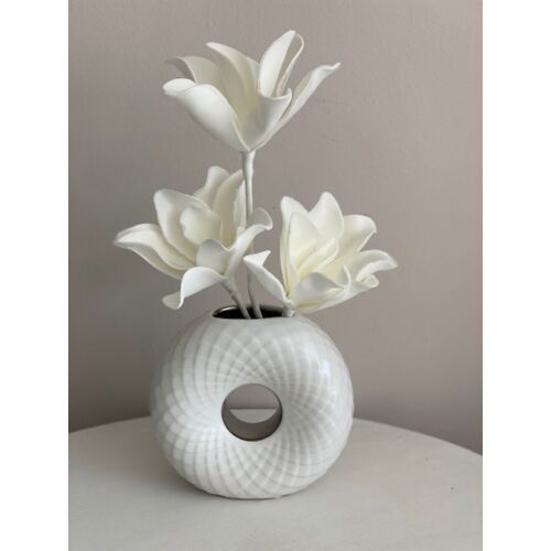 Fehér kerámia kör váza, egyedi formakialakítással-ajándéktárgyak-álom kertem