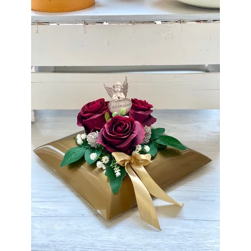 Műanyag, arany színű négyszögtál díszítve bordó minőségi selyem rózsákkal, zöldekkel, tobozokkal-Mindenszentek-Álom Kertem