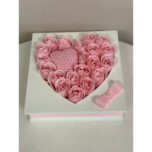 Fehér fa doboz szív mintázattal, díszítve rózsaszín illatos szappanrózsákkal, rózsaszín gipsz szívvel, rózsaszín szalaggal, masnival-valentin napi ajándék-álom kertem