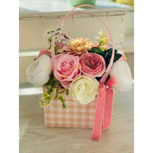 Papírtáska díszítve minőség selyemvirágokkal rózsaszín és fehér kombinációban, rózsaszín bársonymasnival, Mi lenne velem nélküled fa táblával-valentin napi ajándék-álom kertem
