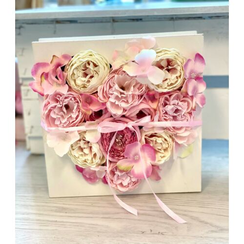 Fehér fa doboz szív formájú kivágással, díszítve rózsaszín minőségi selyemvirágokkal-virágboxok-álom kertem
