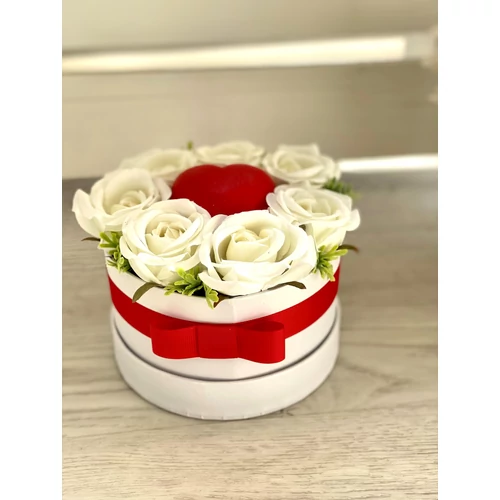 Fehér papírdoboz díszítve fehér minőségi selyemvirágokkal, piros gipsz szívvel, piros masnival-virágboxok-álom kertem