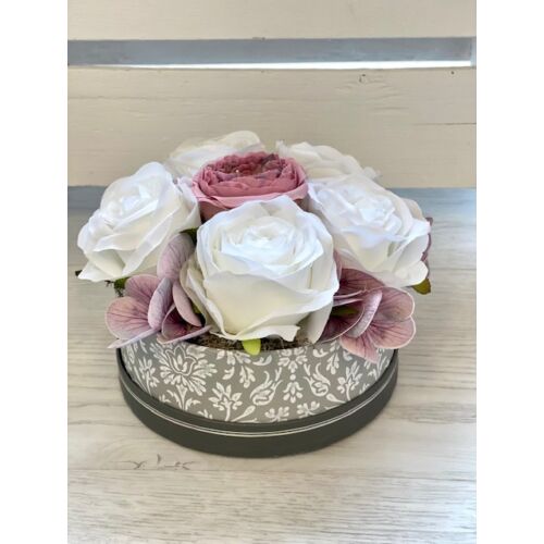 Szürke mintás doboz díszítve fehér minőségi selyemvirágokkal, gumi hortenziákkal-virágboxok-álom kertem
