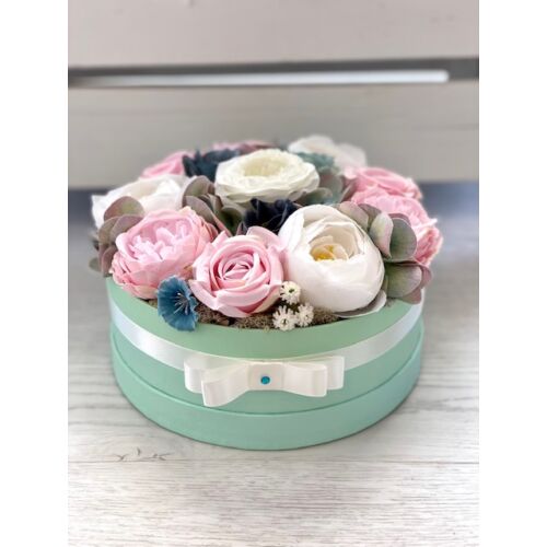Zöld színű kerek papírdoboz díszítve fehér, rózsaszín és kék minőségi selyemvirágokkal, gumi hortenziával, fehér selyemszalaggal, masnival, kövecskével-viragbox-álomkertem