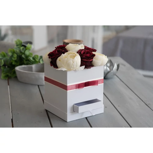 Fehér papírdoboz ajándékos fiókkal bordó és krém színű minőségi selyemvirágokkal díszítve. Körbe bordó színű organza szalaggal, és masnival-virágboxok-álom kertem