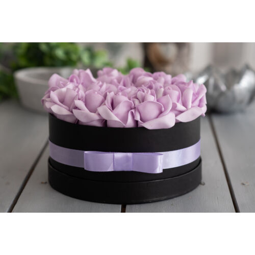 20 cm-es fekete papírdoboz lila színű polifoam rózsákkal díszítve. Körbe lila színű selyem szalaggal, és masnival-virágboxok-álom kertem