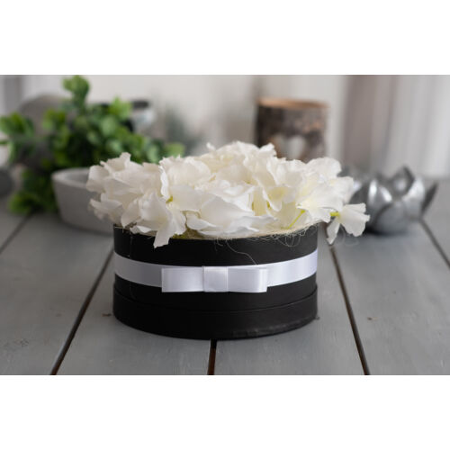 16 cm-es fekete színű papírdoboz fehér minőségi selyemvirágokkal díszítve. Körbe fehér selyem szalaggal és masnival-virágboxok-álom kertem