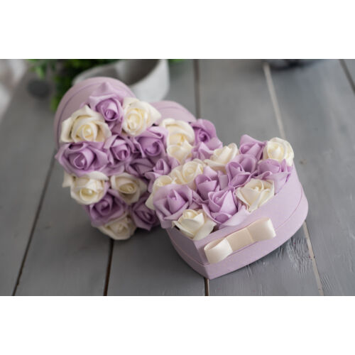 Lila színű szív alakú papírdoboz, vanília pötyökkel, lila és krém polifoam rózsával, krém selyem masnival díszítve-virágboxok-álom kertem
