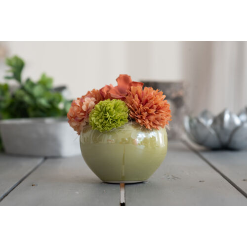 Zöld gömb alakú kerámiakaspó, narancs virágokkal díszítve-virágboxok-álom kertem